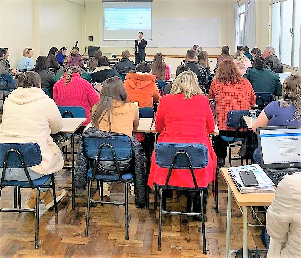 O auditor de controle externo João Halberto Balduino Maciel ministra oficina na área de assistência social, relativa à Nova Prestação de Contas Municipal (PCA), em União da Vitória. Foto: Divulgação/TCE-PR