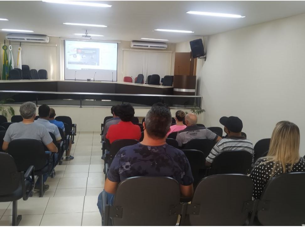 Vereadores e servidores da Câmara Municipal de Jardim Alegre se reúnem, na sede do Poder Legislativo, para assistir à transmissão ao vivo do TCE-PR sobre o início do mandato municipal 2021-2024. Foto: Câmara Municipal de Jardim Alegre/Divulgação