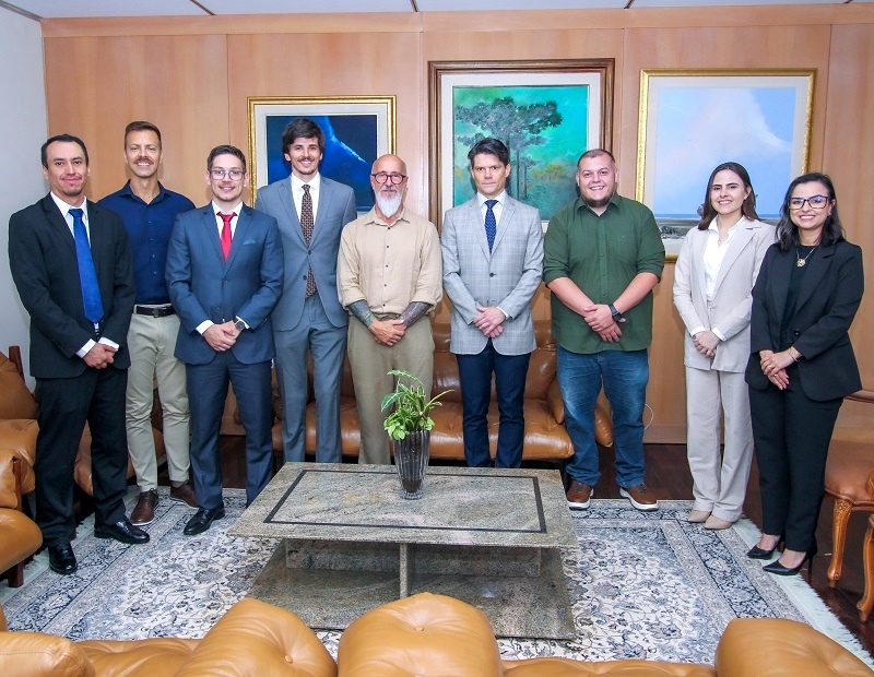 Os conselheiros Ivens Linhares e Fernando Guimarães, com os sete novos auditores de controle externo do TCE-PR, empossados após aprovação no concurso público realizado em 2024. Foto: Mauro Beghetto Penteado/TCE-PR