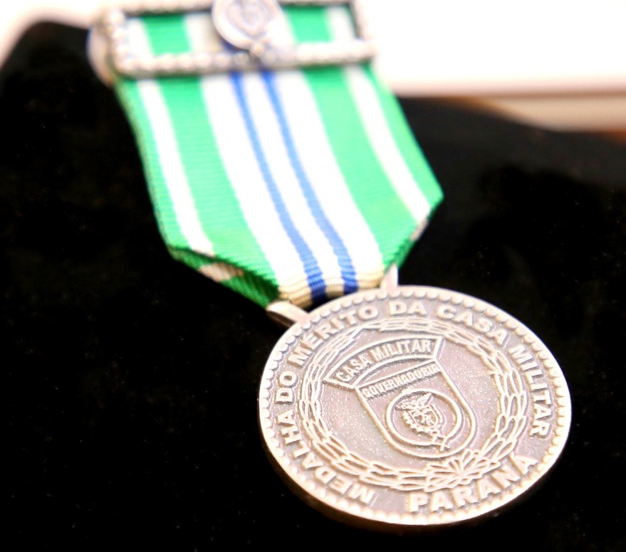 Medalha do Mérito da Casa Militar do Governo do Estado do Paraná, condecoração recebida pelo conselheiro do TCE-PR Fabio Camargo. Foto: Wagner Araújo/Divulgação TCE-PR