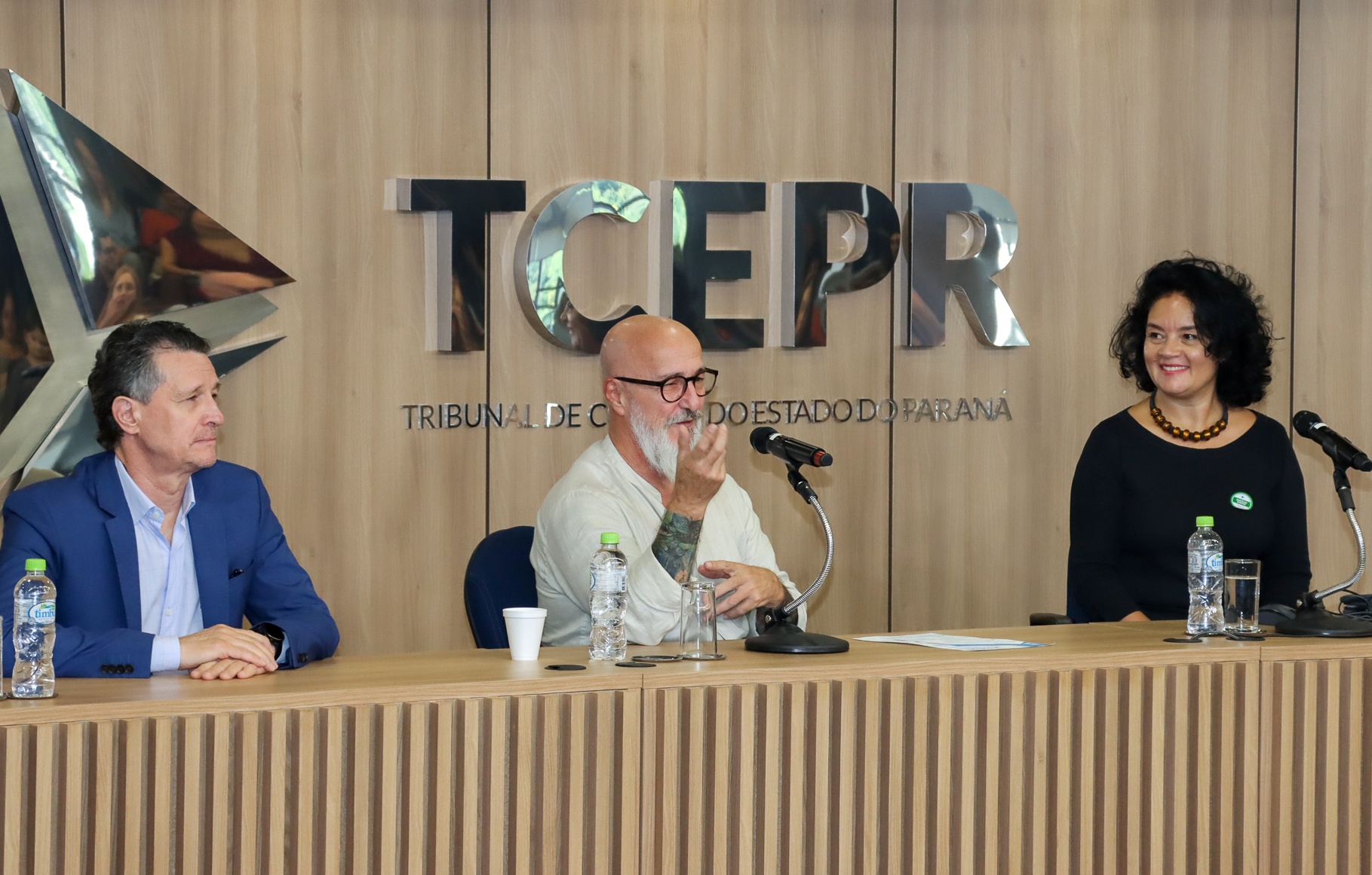 Abertura da 3ª Semana de Integração do TCE-PR: o presidente, conselheiro Fernando Guimarães, ladeado pelo coordenador-geral de Fiscalização, Djalma Riesemberg Junior, e a mestre em Criatividade e Inovação Maria Elisa Moreira, palestrante do evento. Foto: Fabiano Contador/TCE-PR