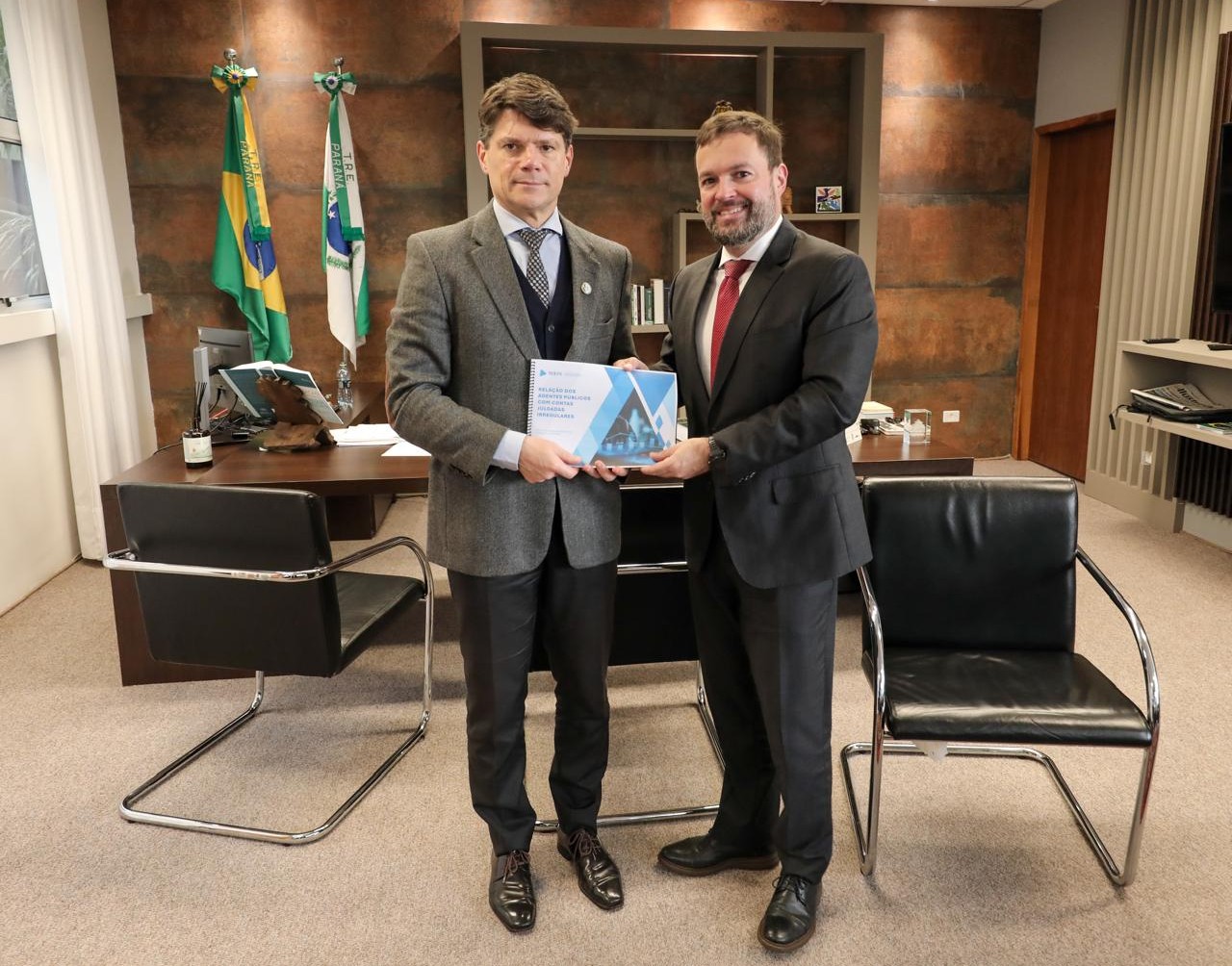 O presidente do TCE-PR, conselheiro Ivens Linhares, entrega ao presidente do TRE-PR, desembargador Luciano Falavinha, lista de agentes com contas irregulares