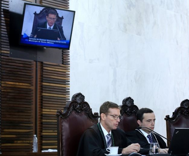 Ao lado do auditor Tiago Pedroso, o conselheiro Fabio Camargo relata processo no Pleno do TCE-PR. Foto: Wagner Araújo/Divulgação TCE-PR