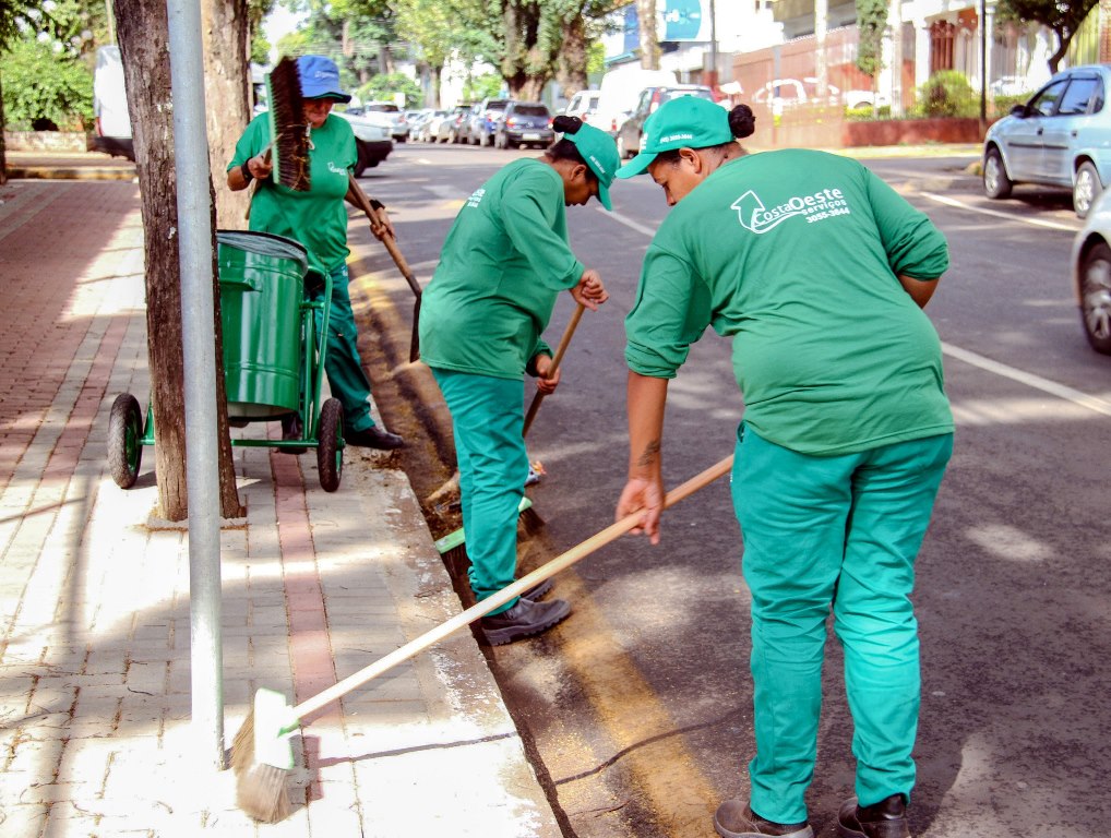 Serviço de varrição de ruas em Apucarana, realizado por empresa contratada pela prefeitura desse município da Região Norte do Paraná. Foto: Divulgação/Prefeitura de Apucarana