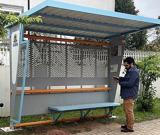 O auditor de controle externo Fernando Matheus da Silva verifica condições de ponto de ônibus em Araucária, durante auditoria na área do transporte público. Foto: TCE-PR/Divulgação
