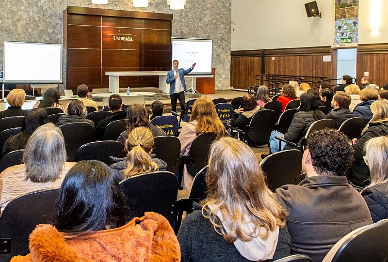 Carlos Eduardo de Moura, titular da 2ª Inspetoria de Controle Externo do TCE-PR, ministra capacitação para a melhoria da gestão e fiscalização de contratos de terceirização de mão de obra nas escolas estaduais, realizada em parceria com a Seed-PR. Foto: Mauro Beghetto Penteado/TCE-PR