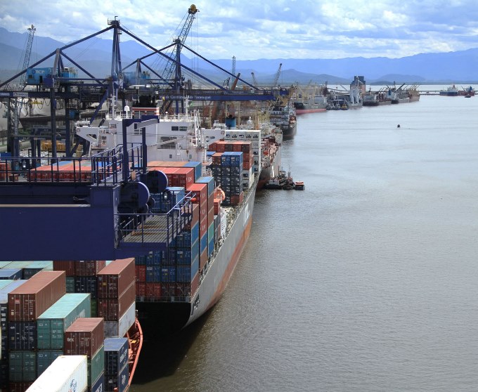 Carregamento de navio de contêineres no Porto de Paranaguá. Foto: Agência de Notícias do Paraná/Divulgação