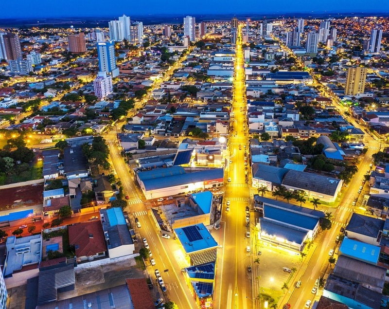 Vista noturna da sede urbana de Arapongas, município da Região Norte do Paraná. Foto: Prefeitura de Arapongas/Divulgação