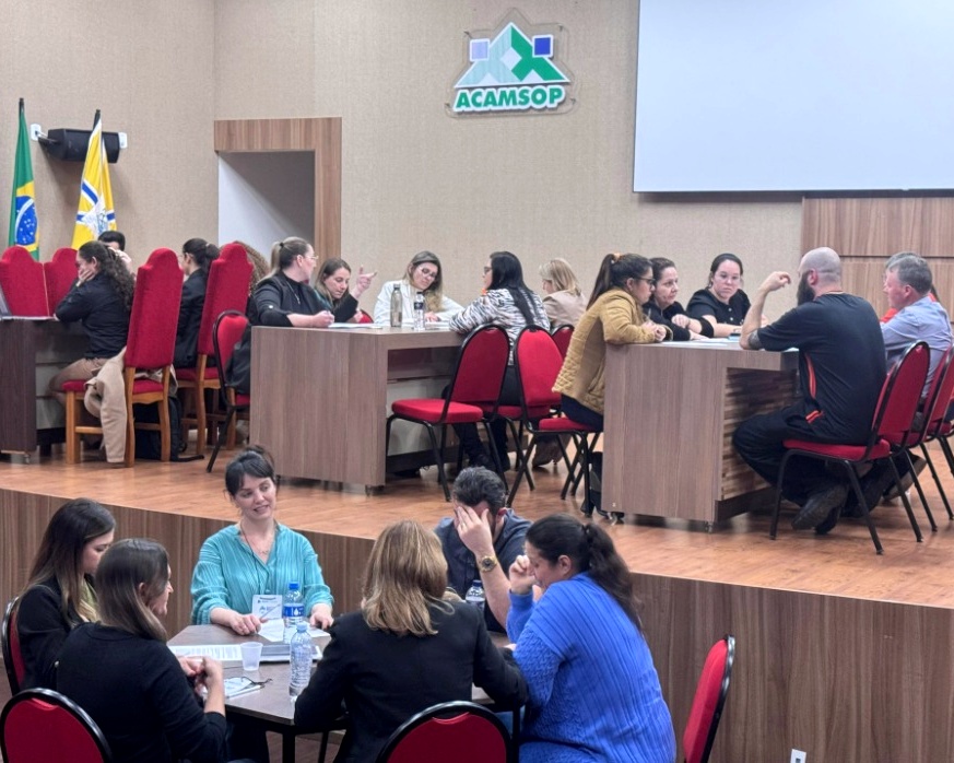 Alunos da capacitação "Jornada das Contratações Públicas: da Teoria à Prática, do Planejamento à Execução", promovida pela Escola de Gestão Pública do TCE-PR, participam de oficina realizada em Francisco Beltrão. Foto: Marcelo Lancia/TCE-PR