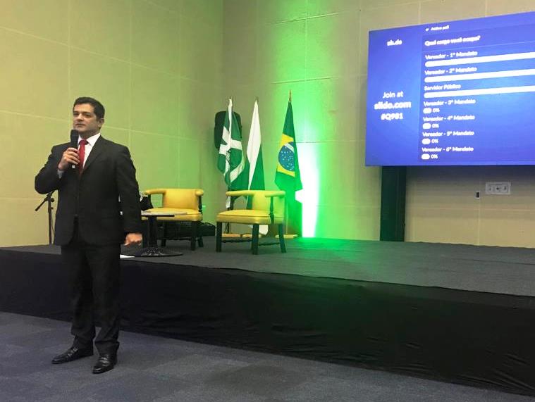 O coordenador-geral de Fiscalização do TCE-PR, Rafael Ayres, ministra palestra no 6º Encontro da Associação das Câmaras e Vereadores do Oeste do Paraná (Acamop), em Foz do Iguaçu. Foto: Divulgação