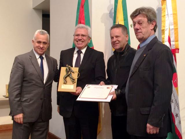 O conselheiro Durval Amaral recebe, do presidente do TCE-RS, Marco Peixoto (à esquerda), a escultura "O Gaúcho", durante o Encontro do TCs do Sul, em Porto Alegre. Foto: Divulgação/TCE-PR