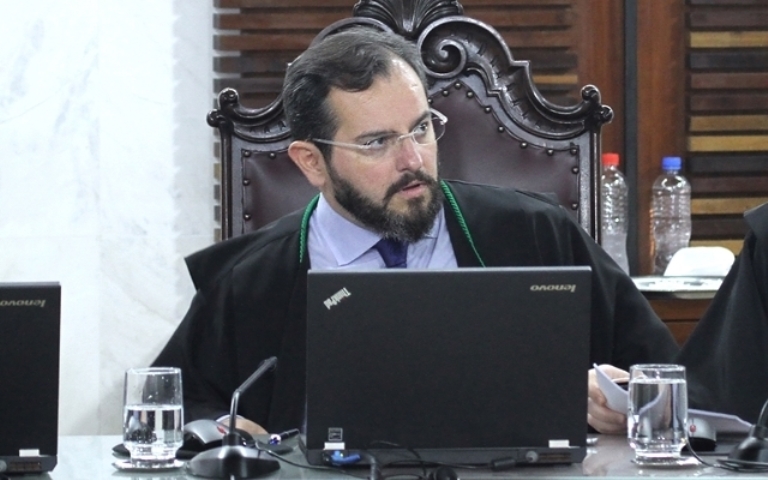 O conselheiro Ivan Bonilha relata processo na sessão do Tribunal Pleno de 16 de fevereiro de 2017. Foto: Wagner Araújo/Divulgação TCE-PR