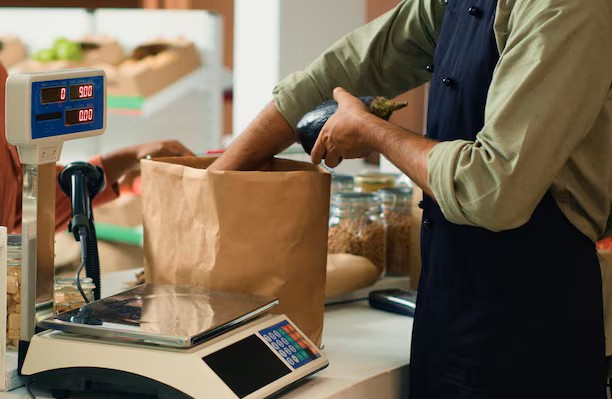 A Lei Complementar nº 123/2006 oferece benefícios a  microempresas e empresas de pequeno porte em licitações