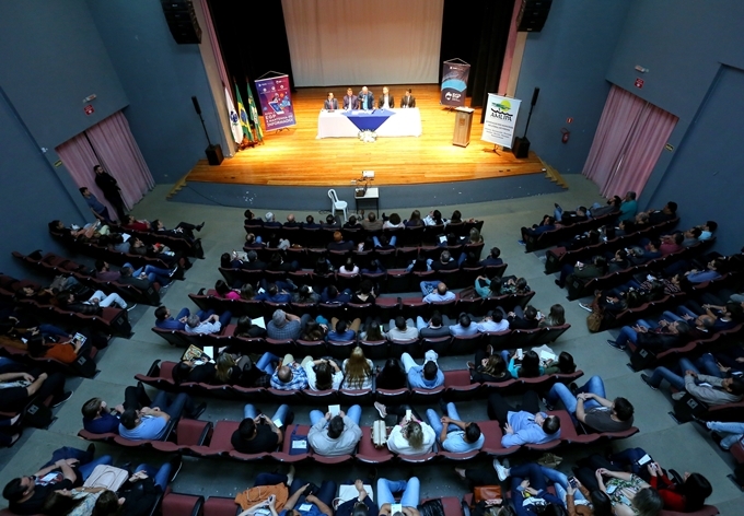 O curso sobre pontos polêmicos em relação a licitações e contratos abordados em acórdãos do TCE-PR lotou o Teatro Municipal Rachel Costa, em Paranaguá. Foto: Wagner Araújo/Divulgação TCE-PR
