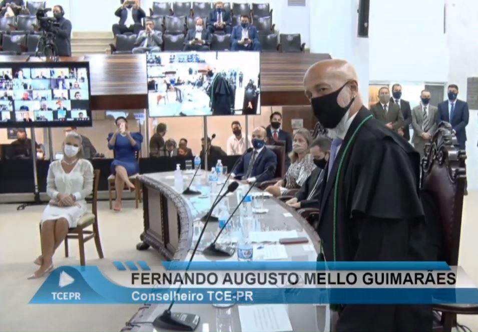 O conselheiro Fernando Guimarães presta o compromisso legal ao tomar posse como corregedor geral do TCE-PR no biênio 2021-2022