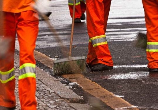 Varrição de rua em Cascavel, que integra o serviço de limpeza urbana. Foto: Divulgação