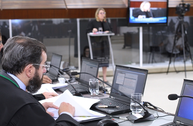 A advogada Ana Cláudia Finger faz defesa de interessado em processo relatado, no Pleno do TCE-PR, pelo conselheiro Ivan Bonilha. Foto: Wagner Araújo/Divulgação TCE-PR