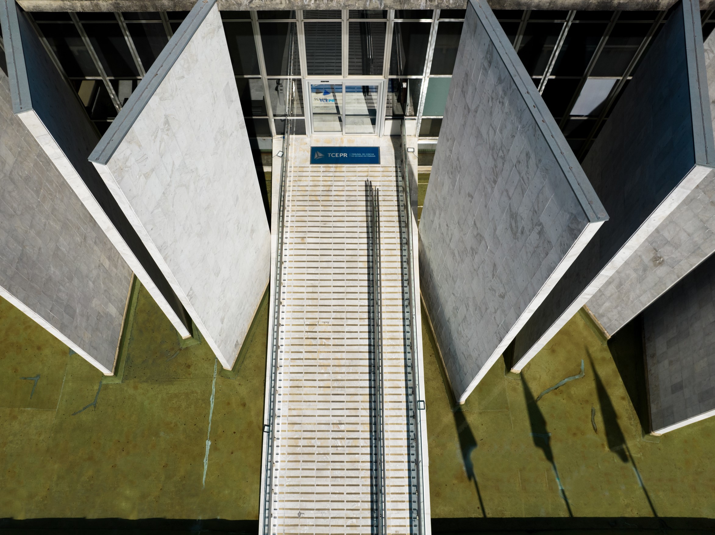Entrada do Edifício-Sede do TCE-PR, em foto tirada com o uso de drone. Foto: Fabiano Contador/Divulgação TCE-PR