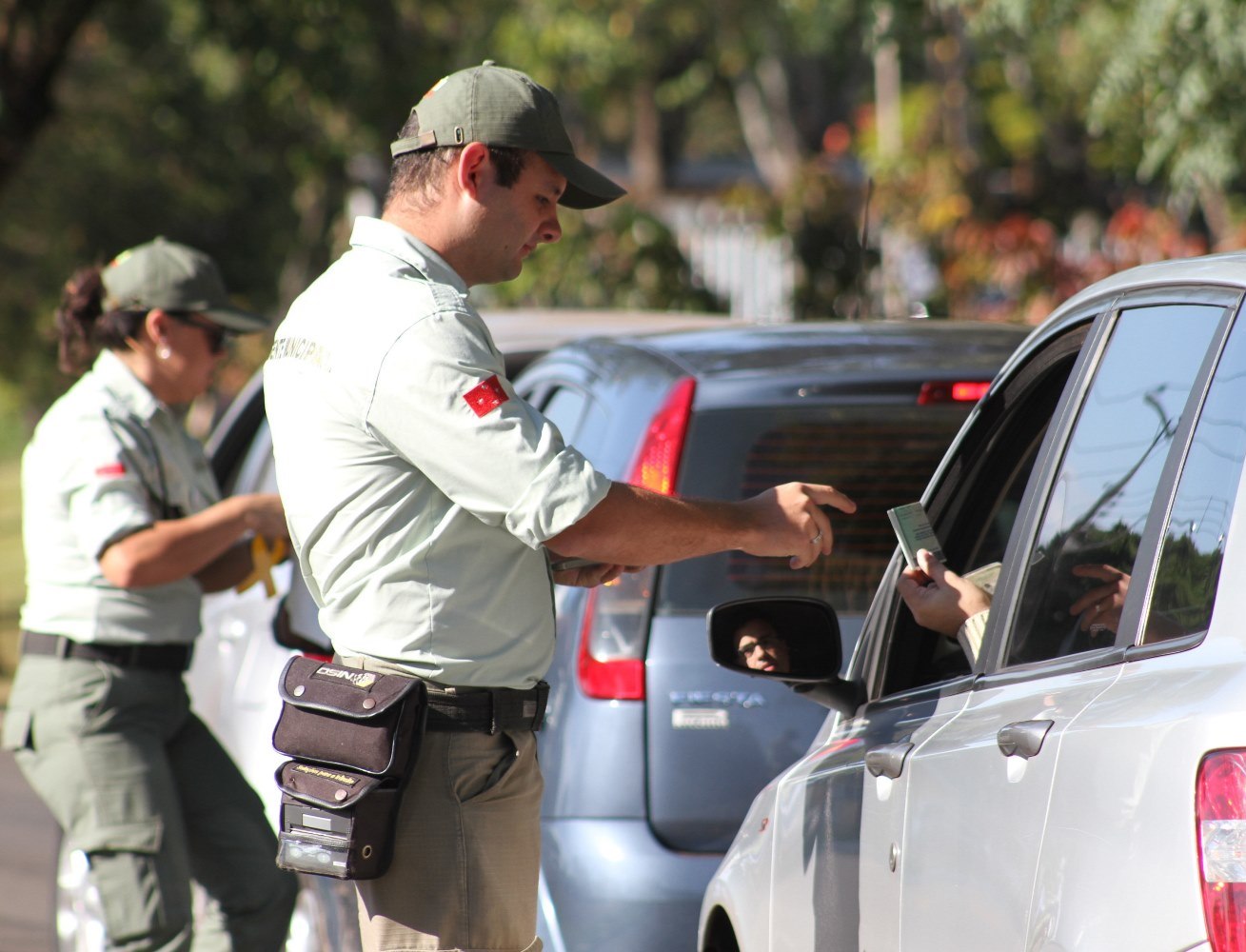 Agentes da Companhia Municipal de Trânsito e Urbanização (CMTU) executam fiscalização em rua de Londrina. Foto: Prefeitura de Londrina/Divulgação