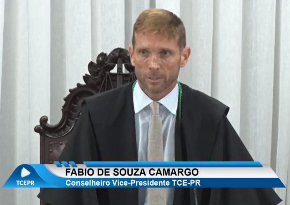 O conselheiro Fabio Camargo presta o compromisso legal ao tomar posse como presidente do TCE-PR no biênio 2021-2022.