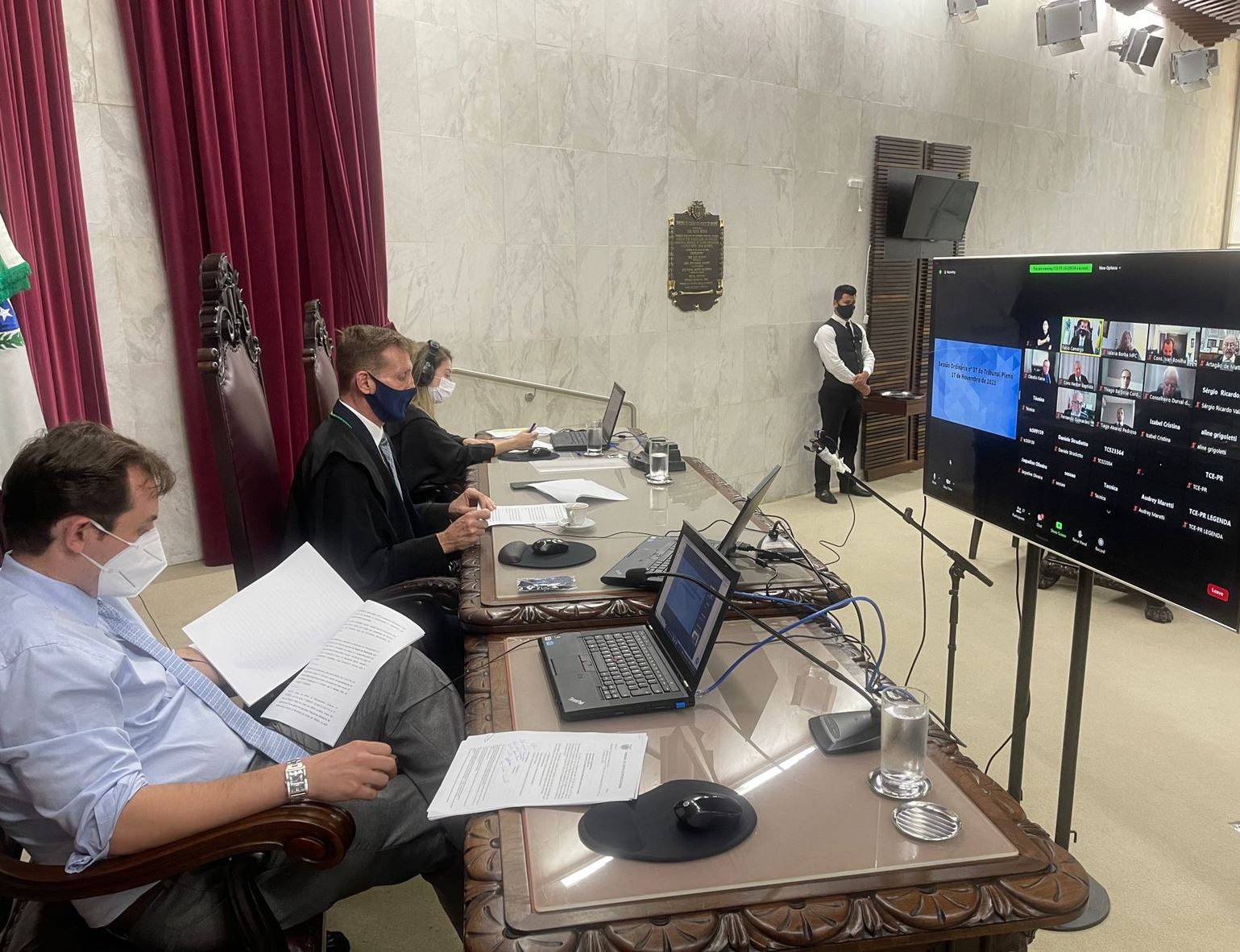 Do Plenário do TCE-PR, conselheiro Fabio Camargo preside sessão do Tribunal Pleno, realizada por videoconferência. Demais conselheiros, auditores e a procuradora-geral do Ministério Público de Contas, Valéria Borba, participam da sessão por meio de conexão remota. Foto: Divulgação/TCE-PR