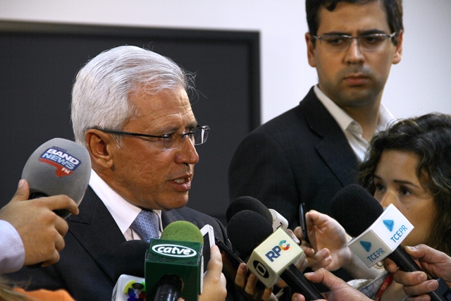 O conselheiro Durval Amaral dá entrevista à imprensa ao tomar posse na Presidência do TCE-PR para o biênio 2017-2018. Foto: Wagner Araújo/Divulgação TCE-PR