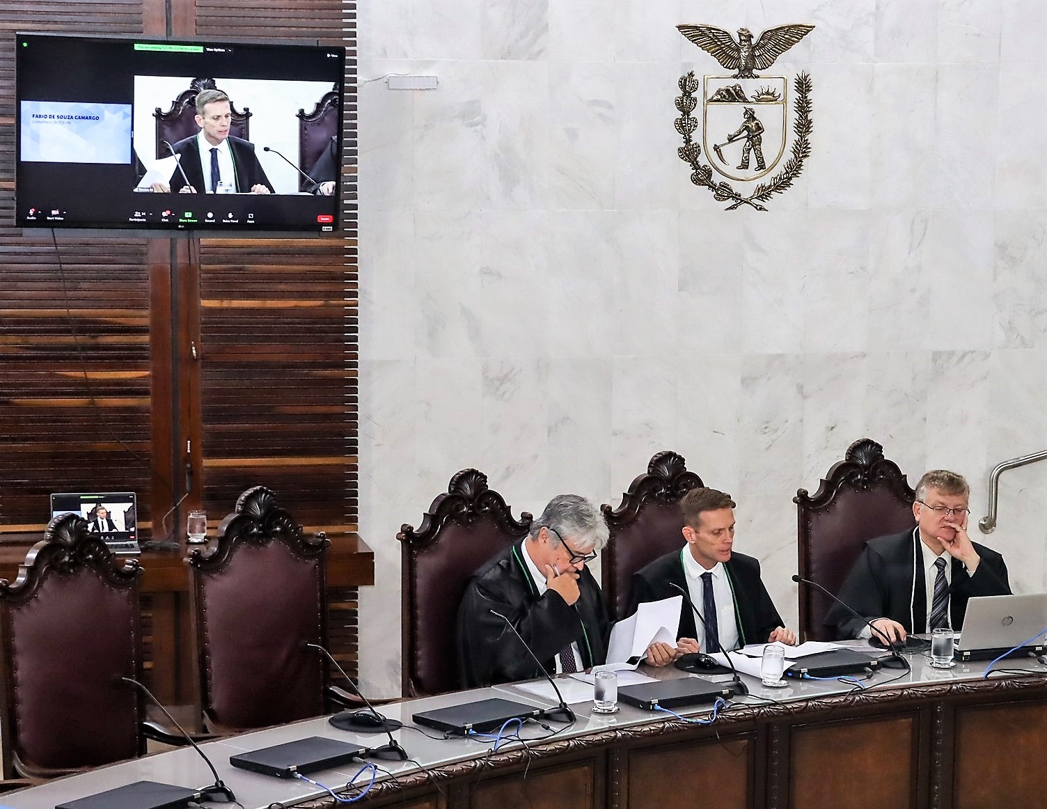 O conselheiro Fabio Camargo relata processo em sessão do Tribunal Pleno do TCE-PR, conduzida pelo presidente, conselheiro Fernando Guimarães. Foto: Fabiano Contador/TCE-PR - Divulgação