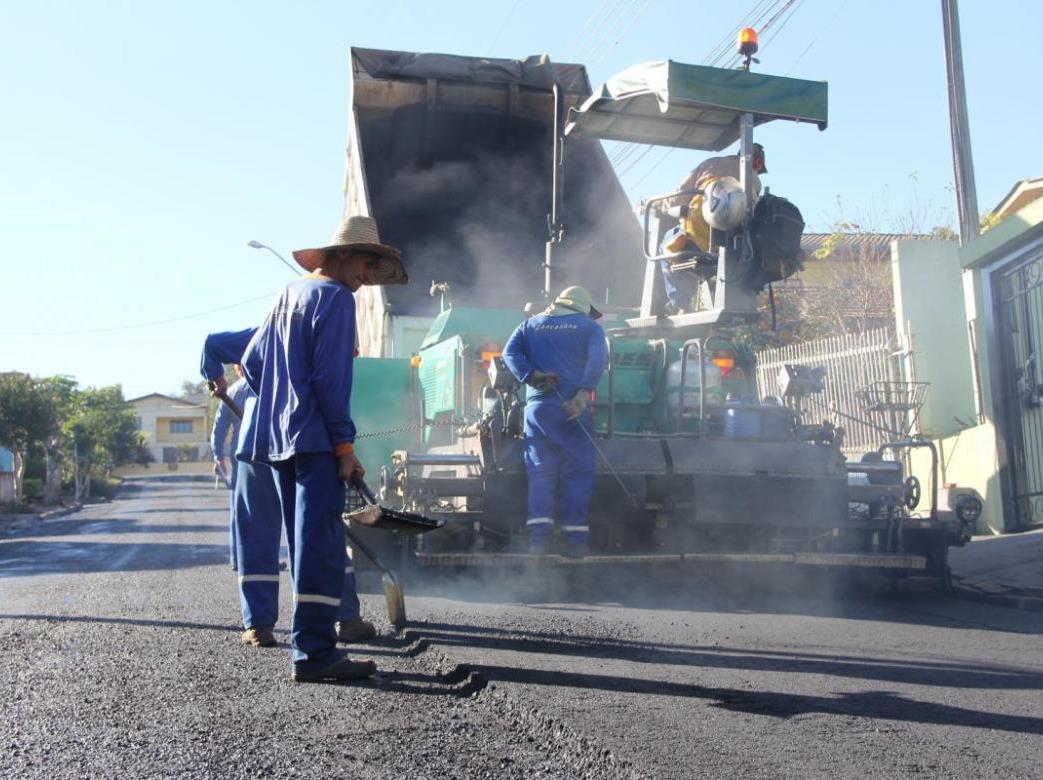 Obra de pavimentação de ruas com asfalto em Pato Branco, cidade da Região Sudoeste do Paraná. Foto: Prefeitura de Pato Branco/Divulgação