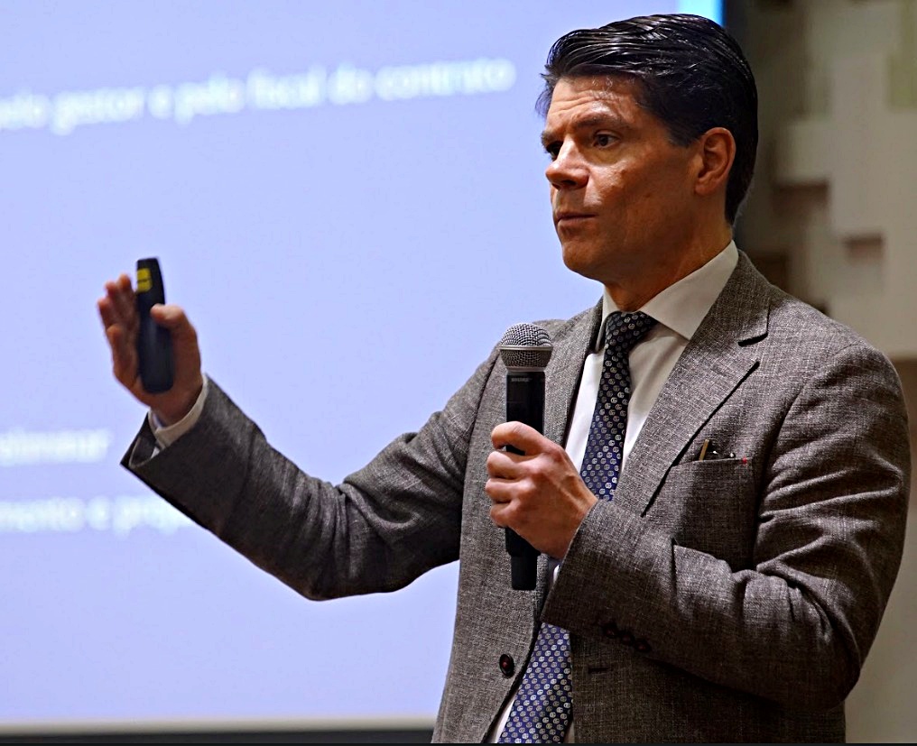 O presidente, conselheiro Ivens Linhares, durante palestra na abertura do evento de capacitação sobre o início de mandato dos prefeitos paranaenses, realizado em Maringá pelo Tribunal de Contas do Estado do Paraná (TCE-PR), nos dias 10 e 11 de abril. Foto: TCE-PR