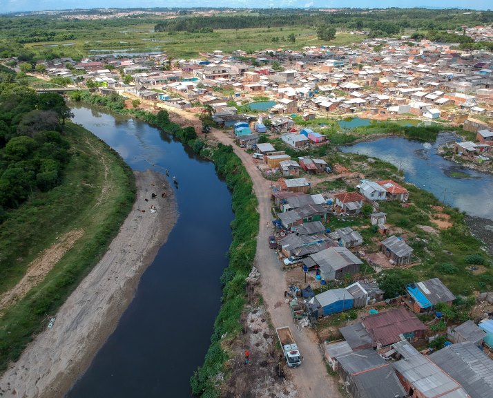 A Prefeitura Municipal de Curitiba realizou um plantio de árvores nativas na beira do rio Barigui, em uma área que era ocupada por moradias irregulares na Vila 29 de Outubro. Curitiba, 20/11/2018. Foto: Rafael Silva