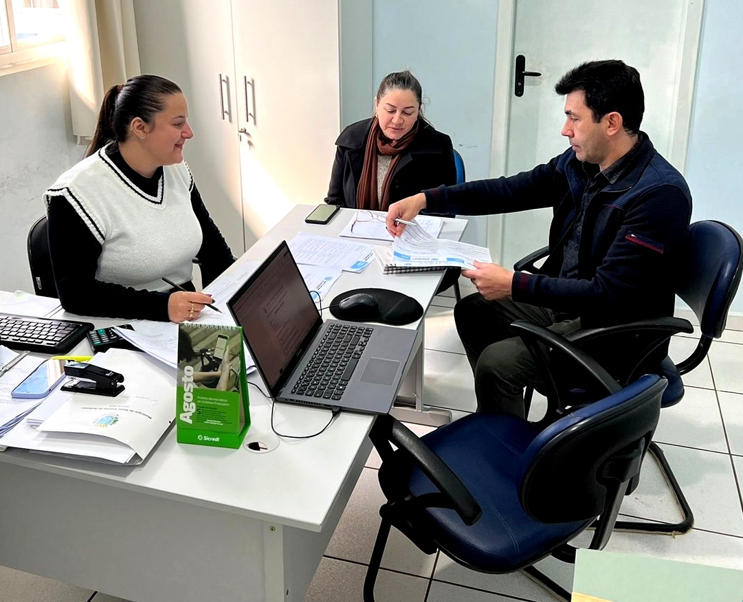 O auditor de controle externo Odecir Luz da Rosa, durante fiscalização sobre o credenciamento de serviços médicos no Município de Santo Antônio do Sudoeste. Foto: TCE-PR