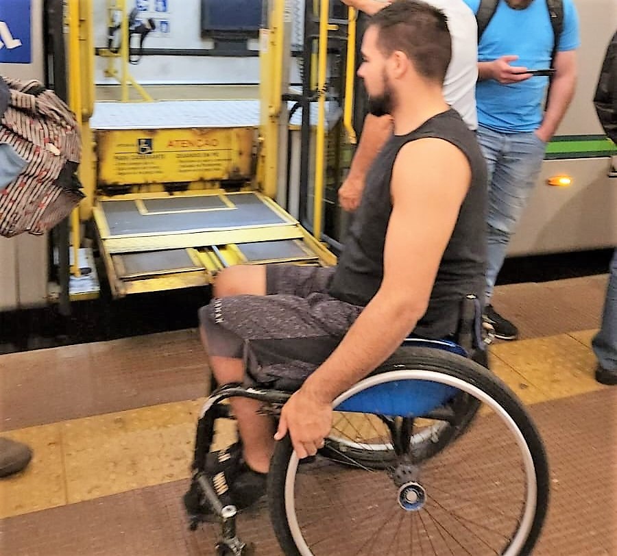 Cadeirante embarca em ônibus em terminal do transporte coletivo urbano de Maringá. Sistema está sendo auditado pelo TCE-PR. Foto: TCE-PR/Divulgação