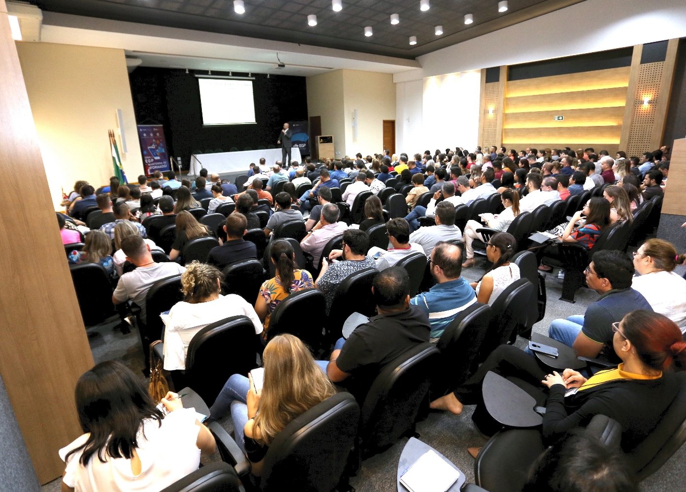 O analista de controle Gihad Menezes em palestra no curso sobre licitações e contratos realizado pela Escola de Gestão Pública em Cianorte. Foto: Wagner Araújo/Divulgação TCE-PR
