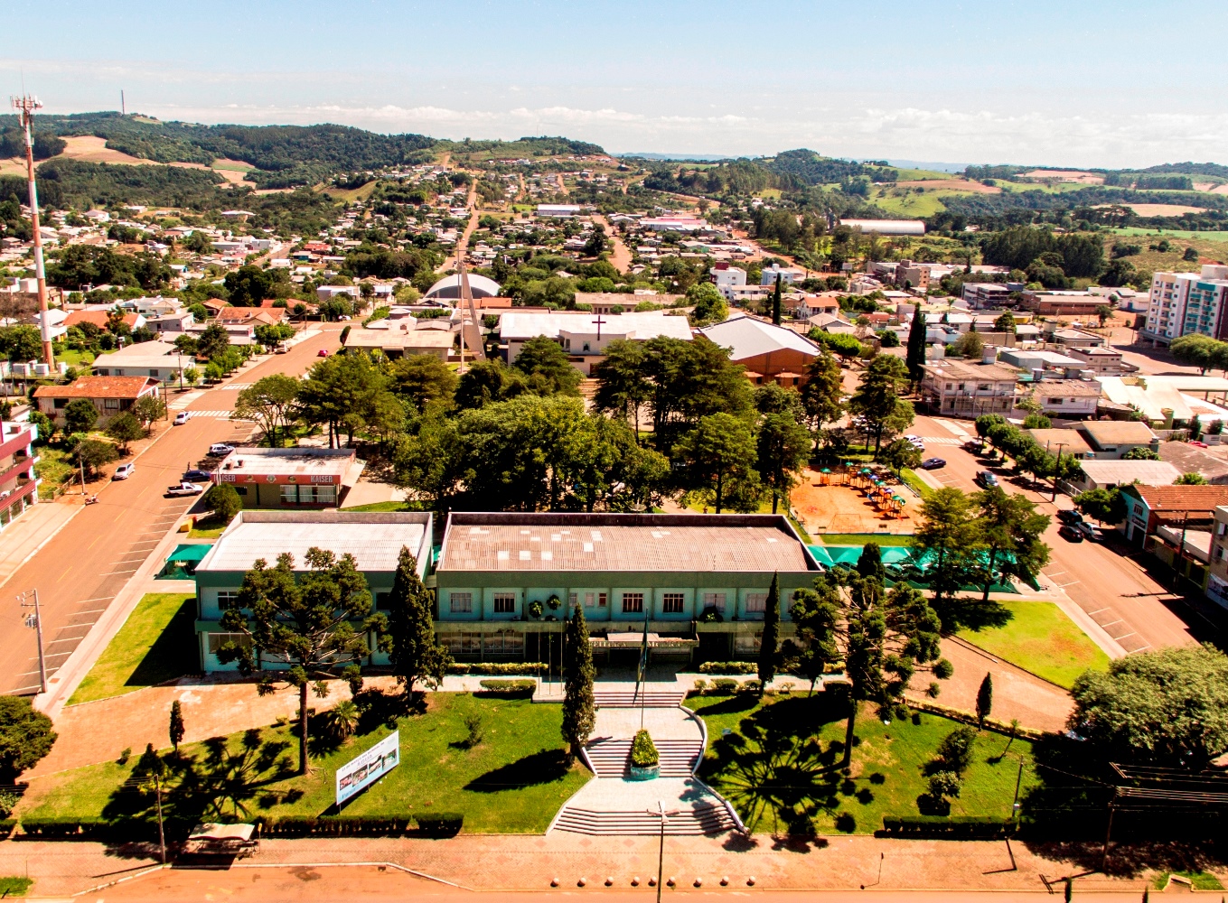 Vista aérea da sede urbana de Marmeleiro, município da região Sudoeste do Paraná, com destaque para a Prefeitura, em primeiro plano. Foto: Prefeitura de Marmeleiro/Divulgação