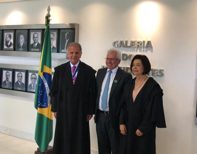 O conselheiro Durval Amaral, presidente do TCE-PR, entre o novo presidente do TCU, ministro José Mucio Monteiro, e a vice, Ana Arraes. Foto: Divulgação