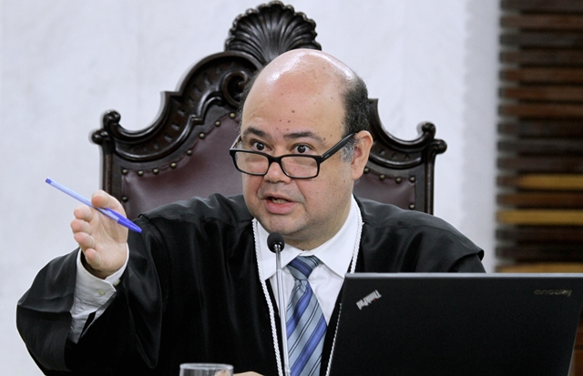 O auditor Sérgio Valadares Fonseca relata processo na Primeira Câmara do TCE-PR. Foto: Wagner Araújo/Divulgação TCE-PR