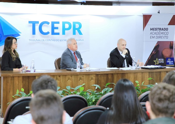 Mesa de debate do programa Diálogos com o MPC-PR: o palestrante, Daniel Ferreira (à direita); o procurador Gabriel Guy Léger e a assessora jurídica do órgão Renata Brindaroli Zelinski. Foto: Wagner Araújo/Divulgação TCE-PR