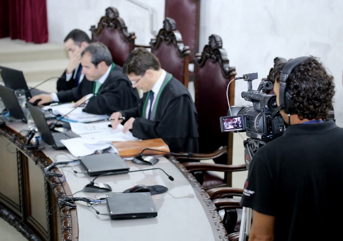 O conselheiro Ivens Linhares relata processo em sessão do Pleno do TCE-PR, transmitida ao vivo pela internet e pela TV Assembleia. Foto: Wagner Araújo/Divulgação