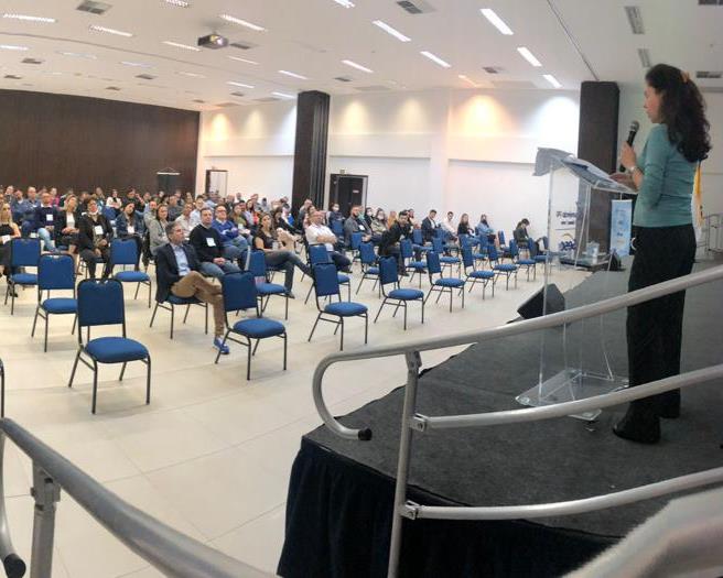 A juíza da Vara da Fazenda Pública da Comarca de Matinhos Danielle Guimarães da Costa profere palestra no curso "Desjudicialização de Executivo Fiscal", realizado naquela cidade do Litoral do Paraná. Foto: TCE-PR/Divulgação
