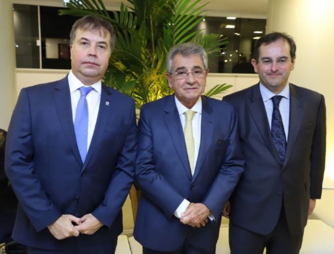 Da esquerda para a direita, os conselheiros que presidem a Atricon, Fábio Nogueira (TCE-PB); a Abracom, Thiers Montebello (TCM-RJ); e o IRB, Ivan Bonilha (TCE-PR). Foto: Divulgação/IRB