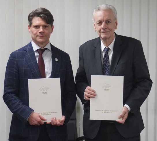 O presidente do Tribunal de Contas do Estado do Paraná (TCE-PR), conselheiro Ivens Linhares, e o presidente do Tribunal de Contas do Município de São Paulo (TCM-SP), conselheiro Domingos Dissei, durante cerimônia de assinatura de Acordo de Cooperação Técnica entre as duas instituições para licenciamento do sistema Integra
