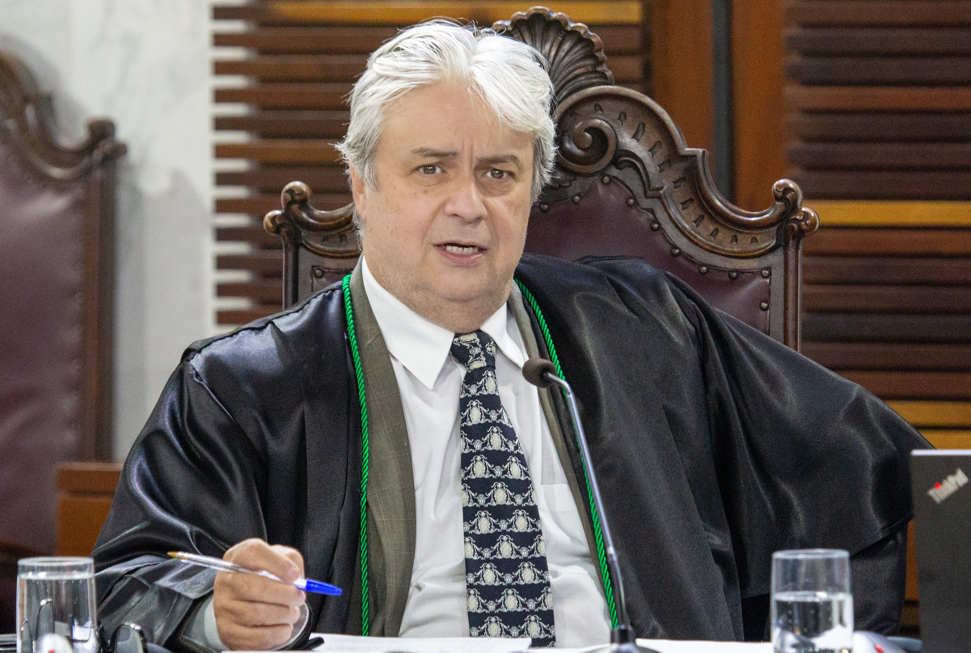 O conselheiro Maurício Requião relata processo em sessão presencial do Tribunal Pleno do TCE-PR