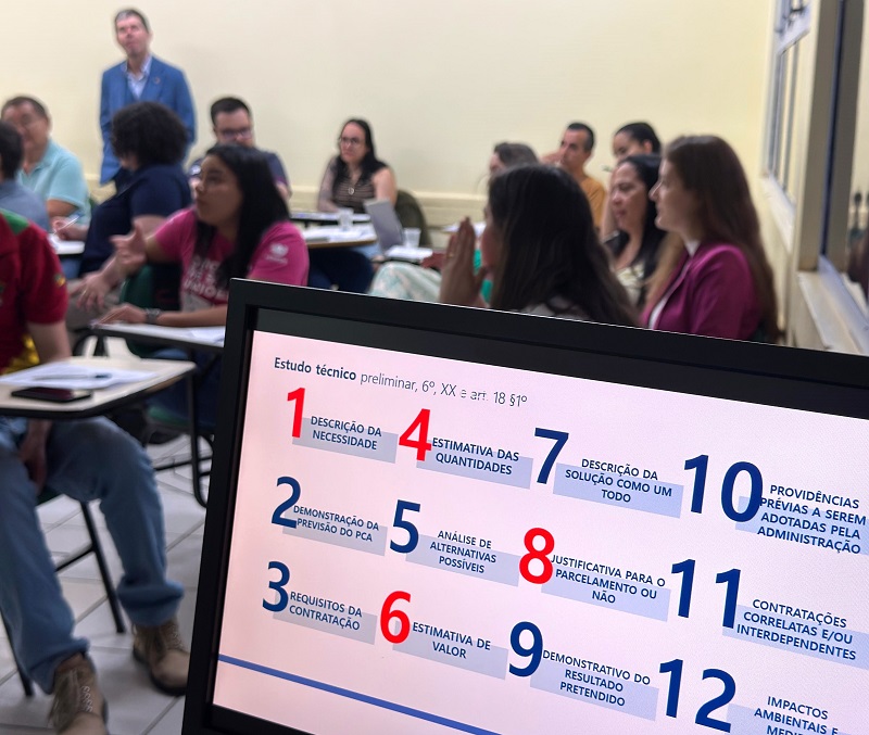 O procurador do Ministério Público de Contas (MPC-PR) Flávio Berti comanda oficina sobre contratação de serviços gerais realizada em Toledo e que integra a "Jornada das Contratações Públicas" realizada pelo TCE-PR. Foto: Marcelo Lancia/TCE-PR