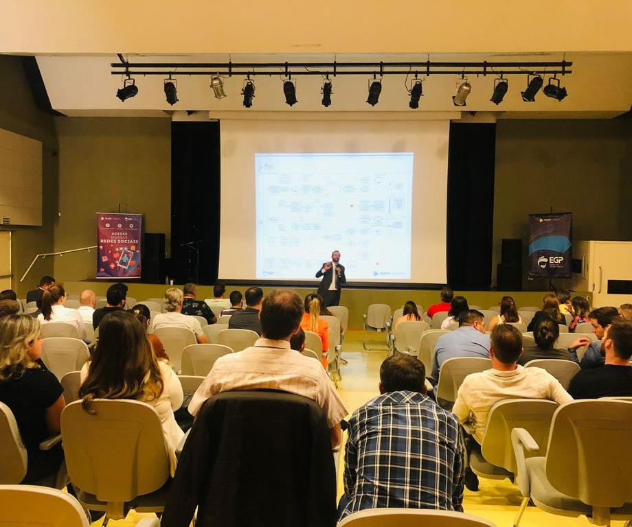 O coordenador de Acompanhamento de Atos de Gestão do TCE-PR, Wilmar da Costa Martins Junior, profere palestra no curso "Desjudicialização de Executivo Fiscal" realizado no Sesi de Pato Branco nesta terça-feira (26 de abril). Foto: TCE-PR/Divulgação