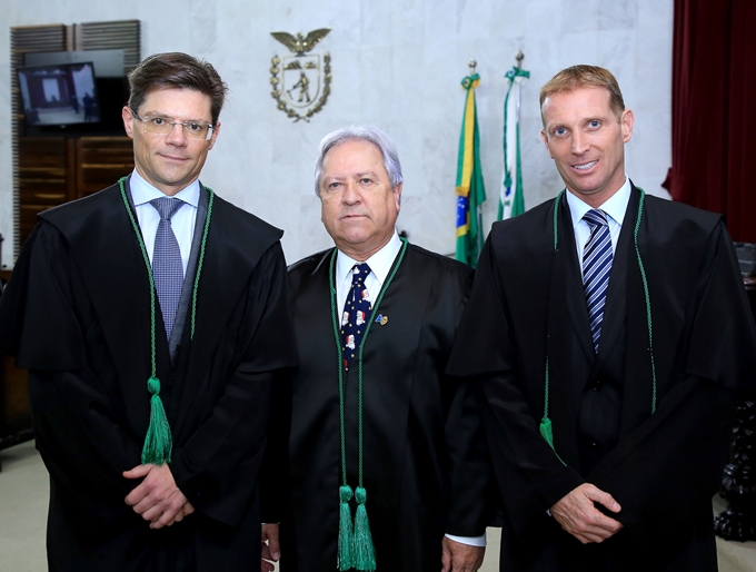 O conselheiro Nestor Baptista, presidente do TCE-PR no biênio 2019-2020, ao lado dos conselheiros Fabio Camargo (vice-presidente) e Ivens Linhares (corregedor-geral). Foto: Wagner Araújo/Divulgação TCE-PR