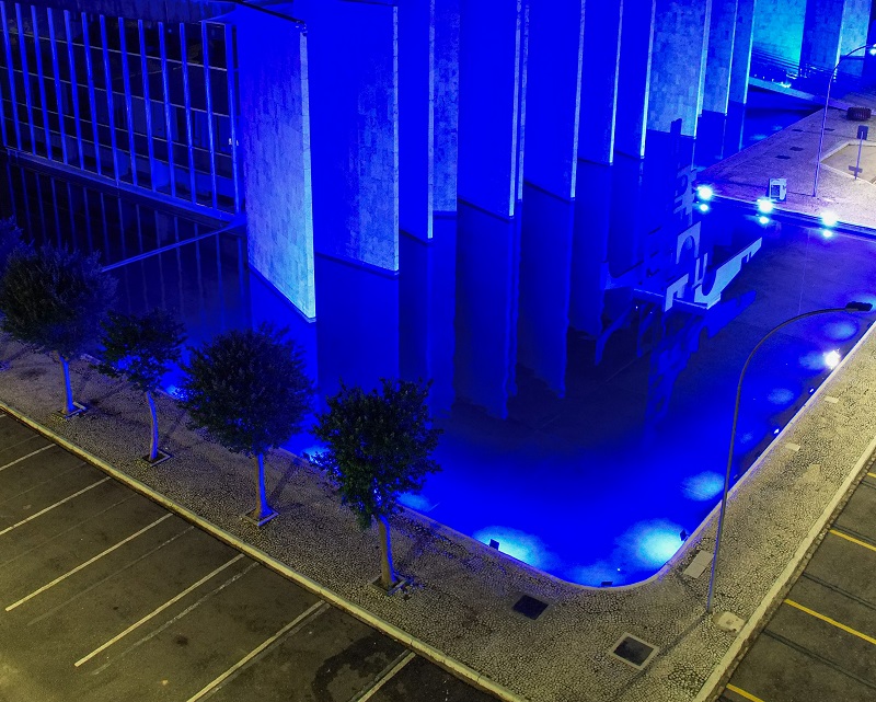 Edifício-Sede do TCE-PR, iluminado para a campanha Novembro Azul, de prevenção ao câncer de próstata. Foto: Fabiano Contandor/Divulgação TCE-PR