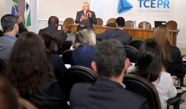 O presidente, conselheiro Durval Amaral, apresenta o Plano de Gestão 2017-2018 a diretores do TCE-PR. Foto: Wagner Araújo/Divulgação TCE-PR