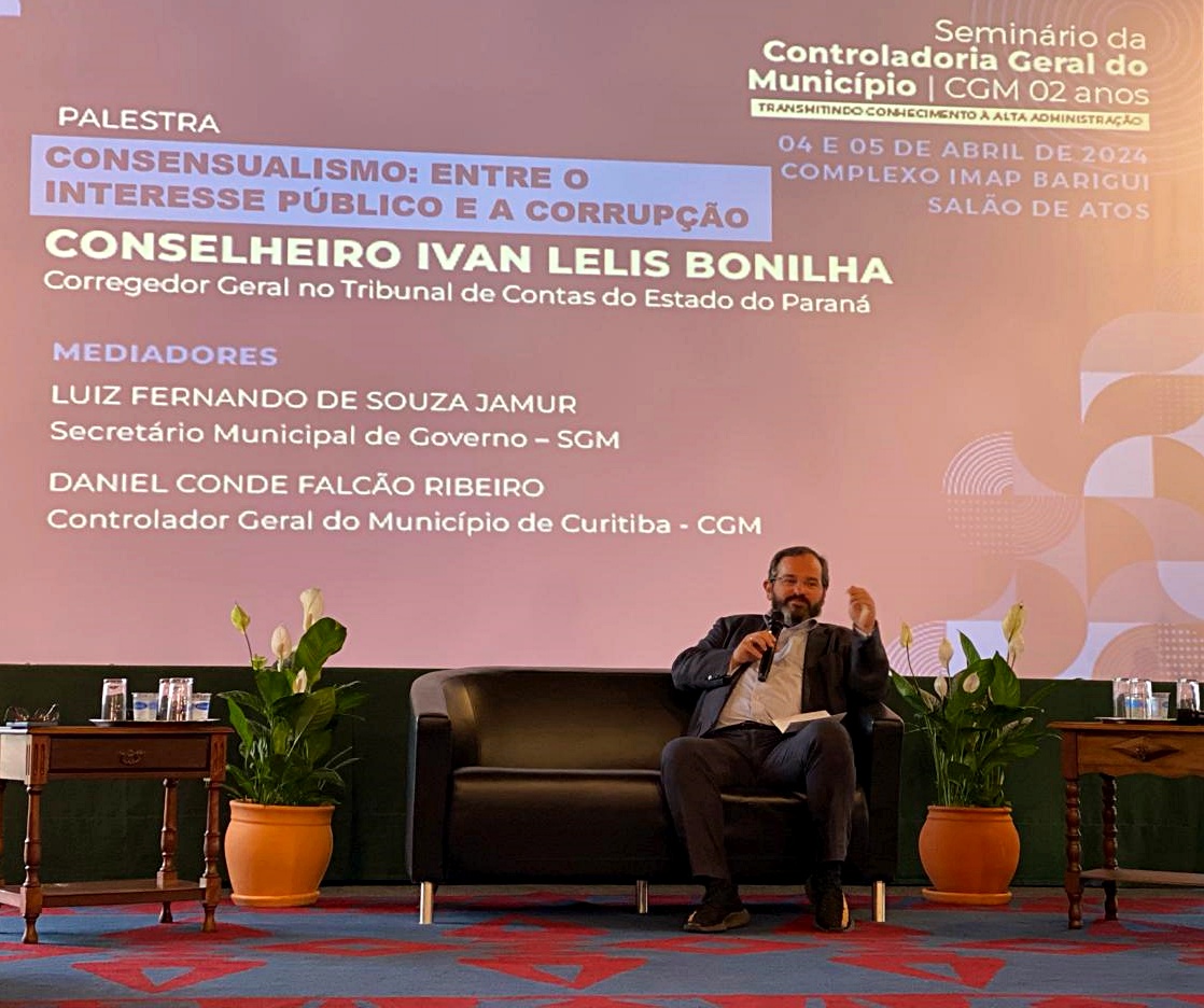 O corregedor do TCE-PR, conselheiro Ivan Bonilha, ministra palestra em seminário promovido pela Controladoria-Geral do Município de Curitiba. Foto: Divulgação