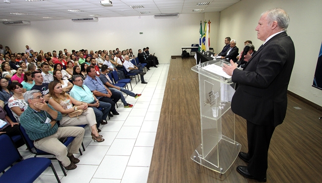 O procurador do Ministério Público de Contas Elizeu de Moraes Corrêa participa, junto com o presidente do TCE-PR, conselheiro Durval Amaral, da abertura do seminário Início de Mandato Municipal, em Maringá. Foto: Wagner Araújo/Divulgação TCE-PR