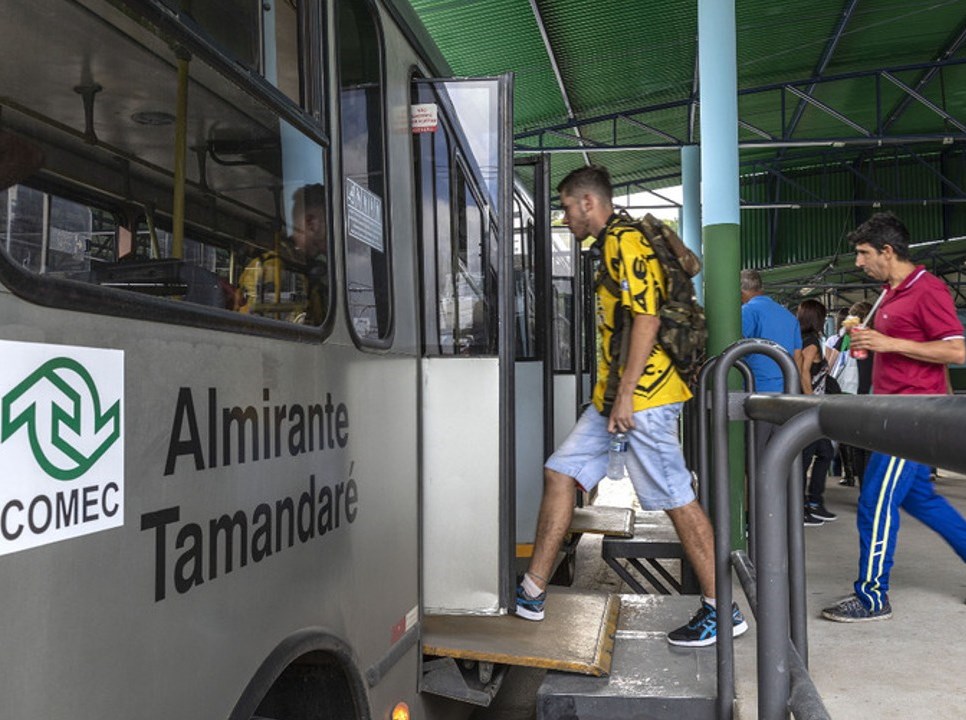 Ônibus que integra o sistema de transporte público da Região Metropolitana de Curitiba, administrado pela Comec, faz operação de embarque e desembarque em estação tubo da capital. Foto: Agência Estadual de Notícias/Divulgação